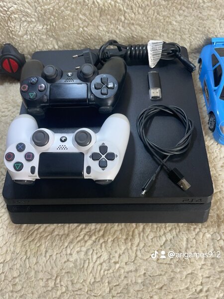 Ps4 Slim Casi neuf/ 1 téra  /20 Jeux intégrés