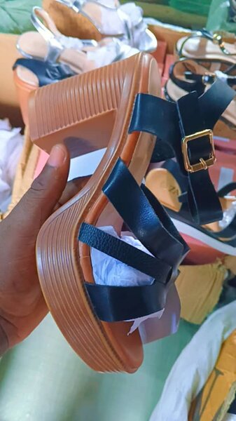 Sandales compensées élégantes