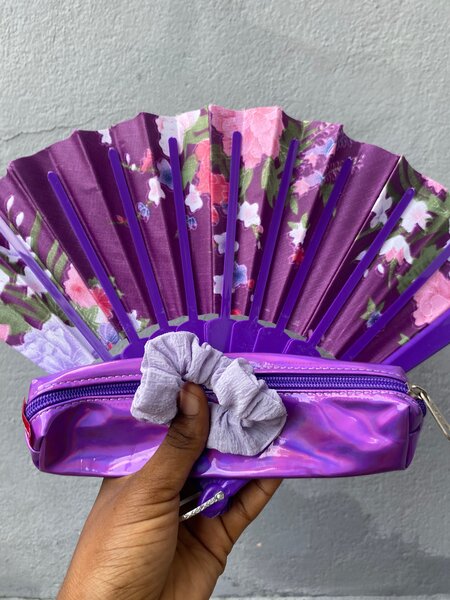 Éventail pliant floral violet