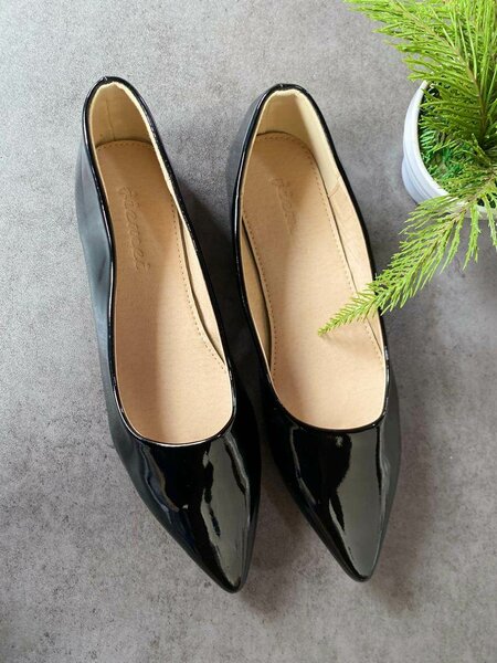 Ladies flat shoe