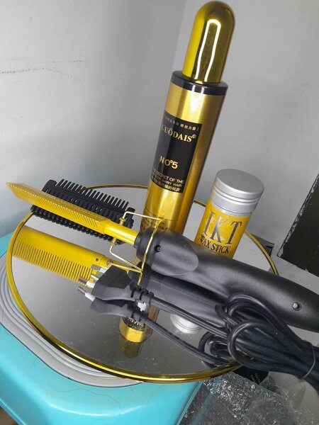 Peigne chauffant ,stick coiffant et produit d entretien