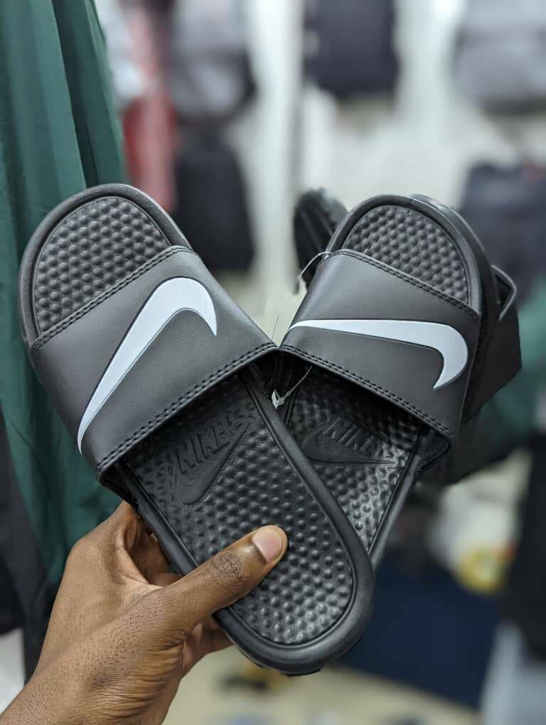 NIKE SLIDES
