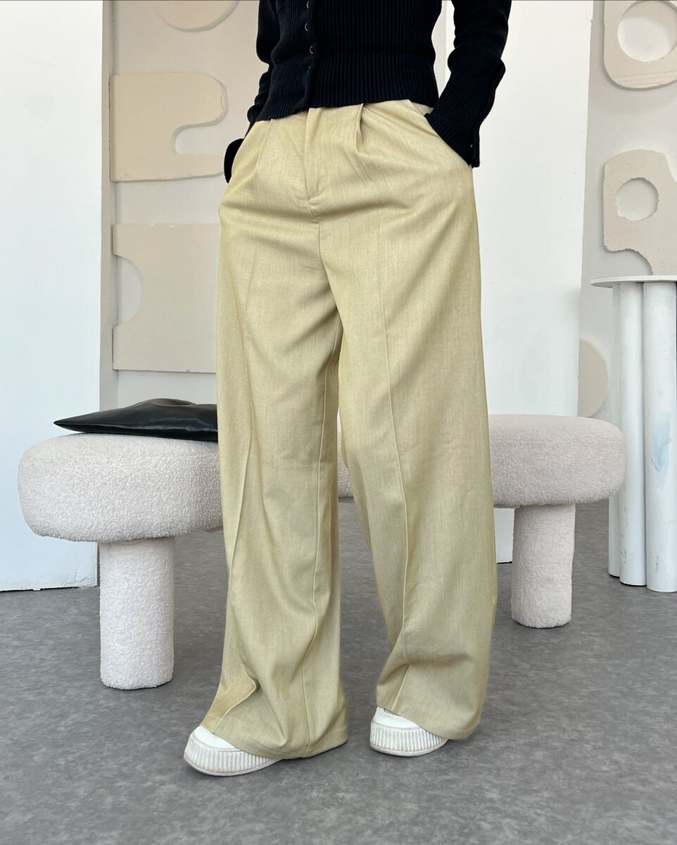 Классические светлые женские брюки