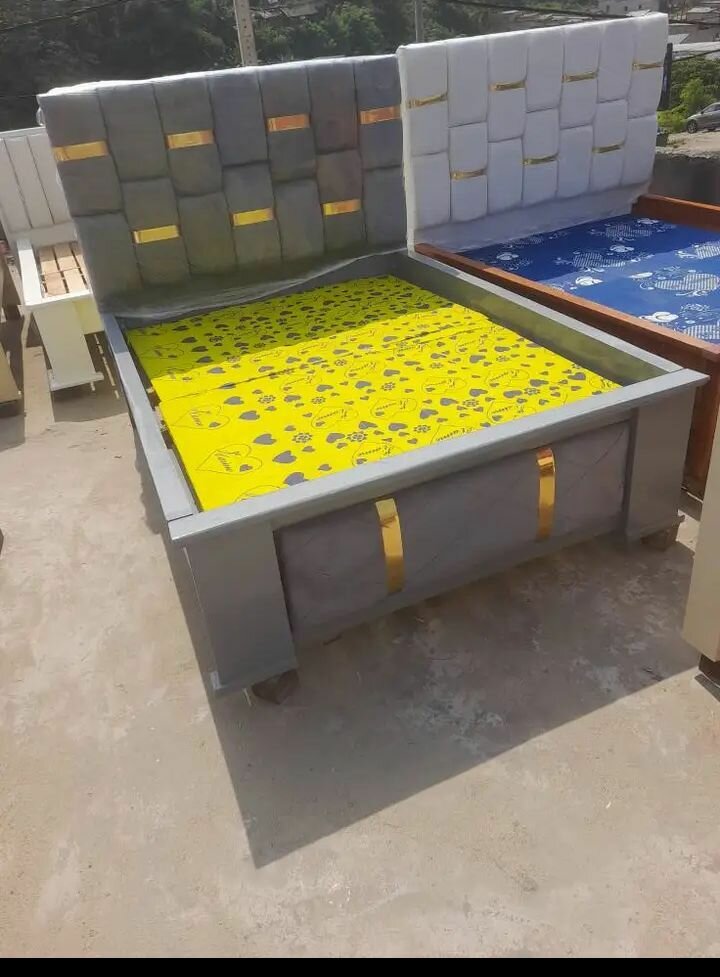 Lit moderne en tissu chic