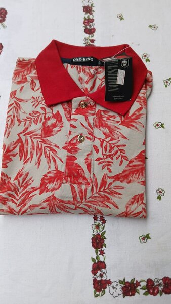 Polo à motifs floraux rouges