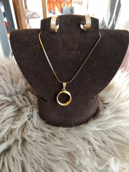 Parure dorée avec collier et boucles