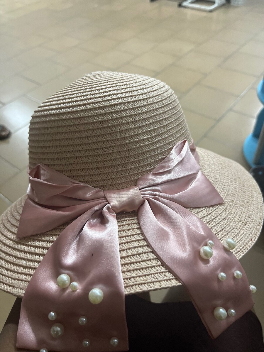 Chapeau d'été élégant avec nœud et perles