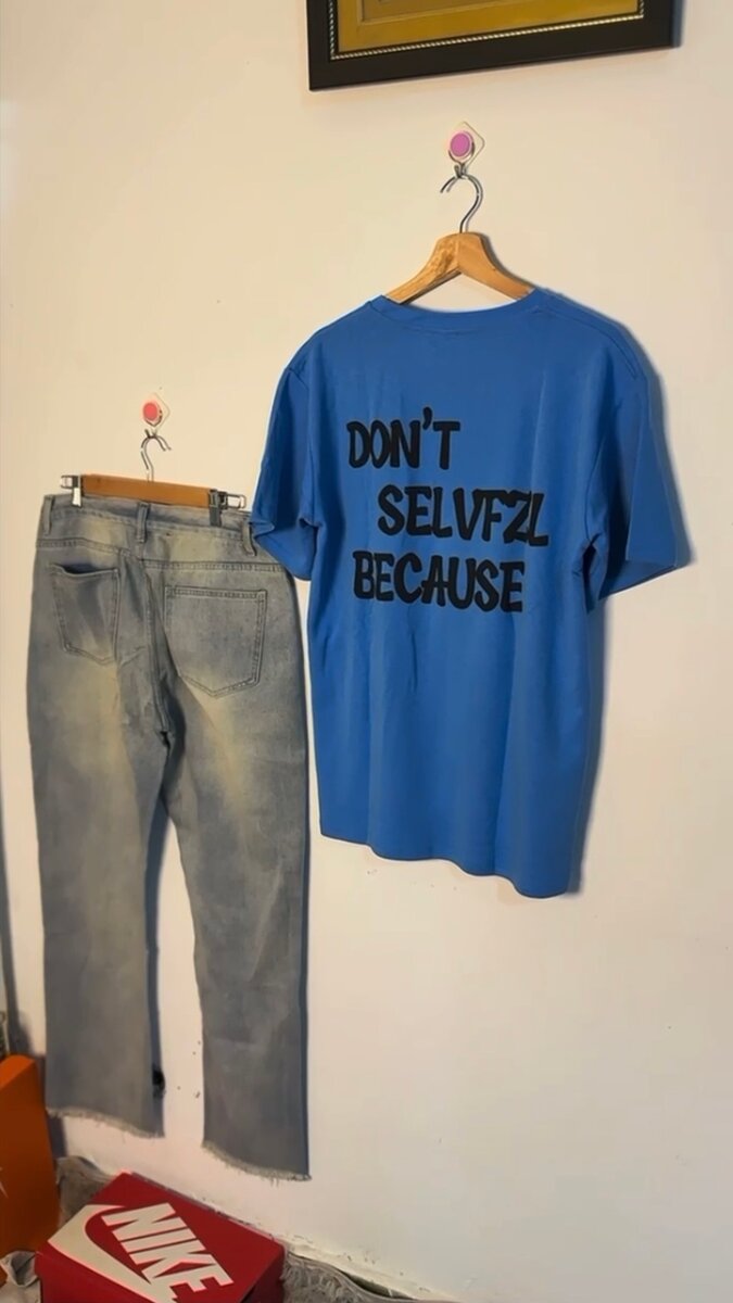 T-shirt bleu avec impression 'DON'T SELVFZL BECAUSE'