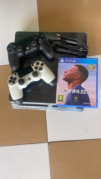 Ps4 Slim + 1CD fifa
