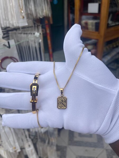 Collier doré avec pendentif