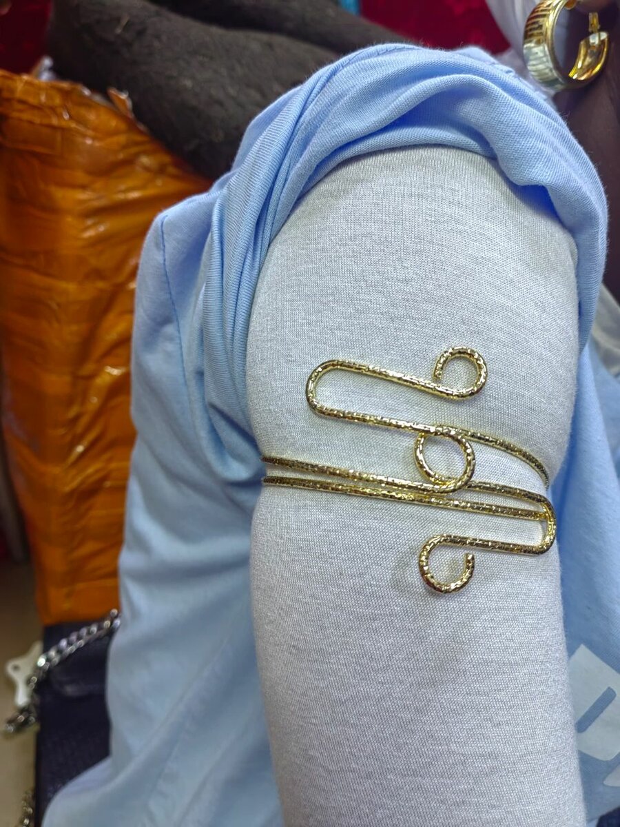 Bracelets de bras élégants dorés