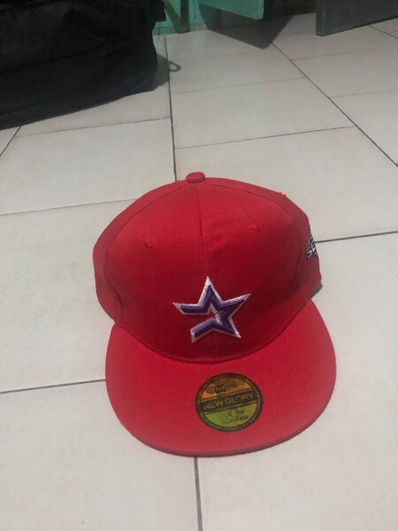 Casquette rouge avec étoile