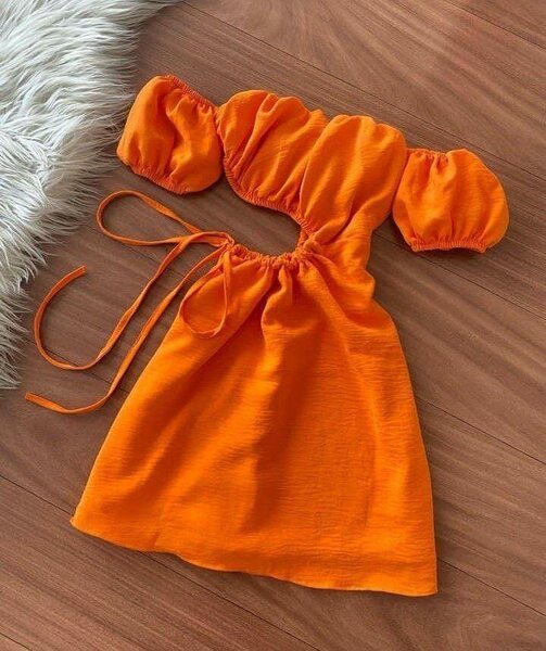 Robe orange à manches bouffantes