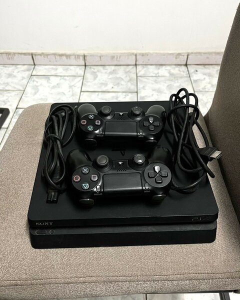 Ps4 slim avec une manette et FIFA24 déjà installé