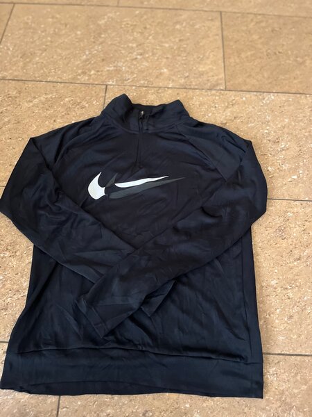 Pull de sport à manches longues