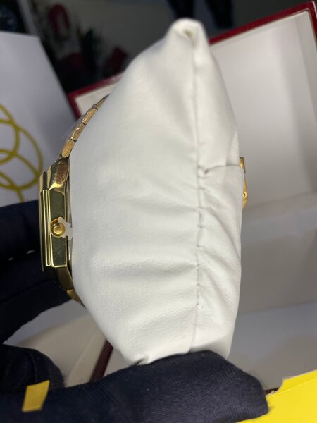 Montre rectangulaire dorée