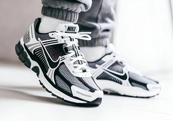 Nike Vomero 5 Triple Black