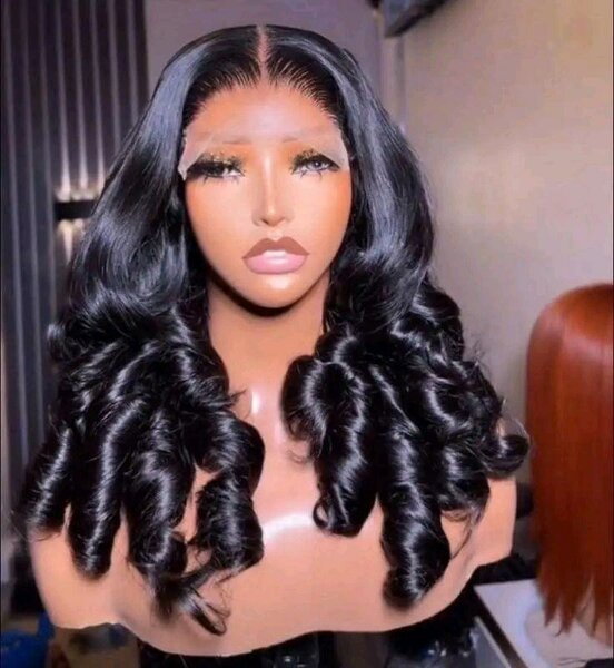 Perruque cheveux noirs ondulés