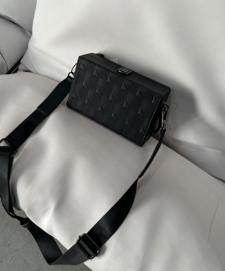 Unisex модель сумки от BERSHKA черная