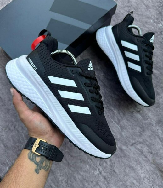 Chaussures de sport noires Adidas