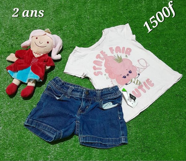 Tenue pour une fille, short + T-shirt, 2 ans