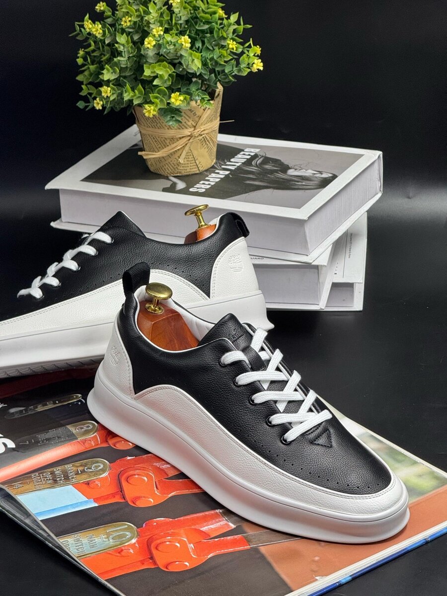 TIMBERLAND BLACK AND WHITE