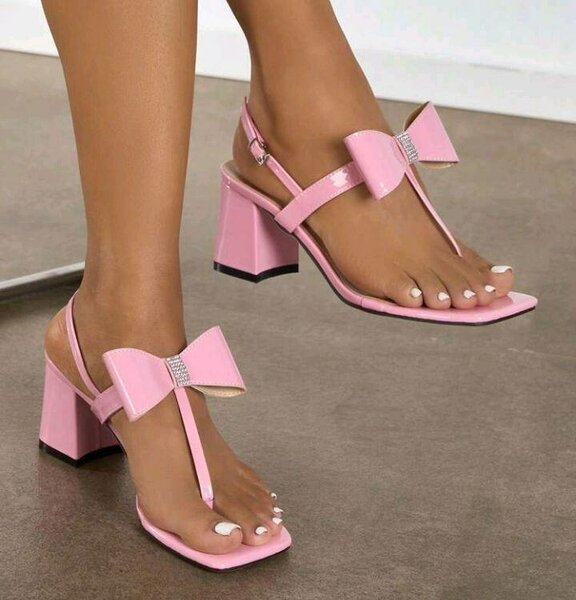 Sandales à talons rose avec nœud
