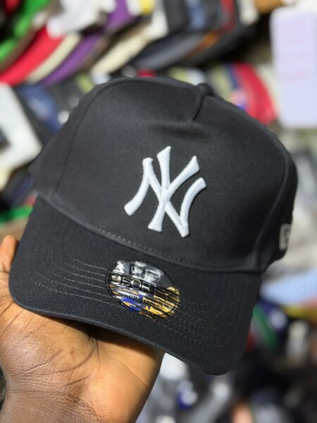 Casquette Noire Brodée Sport