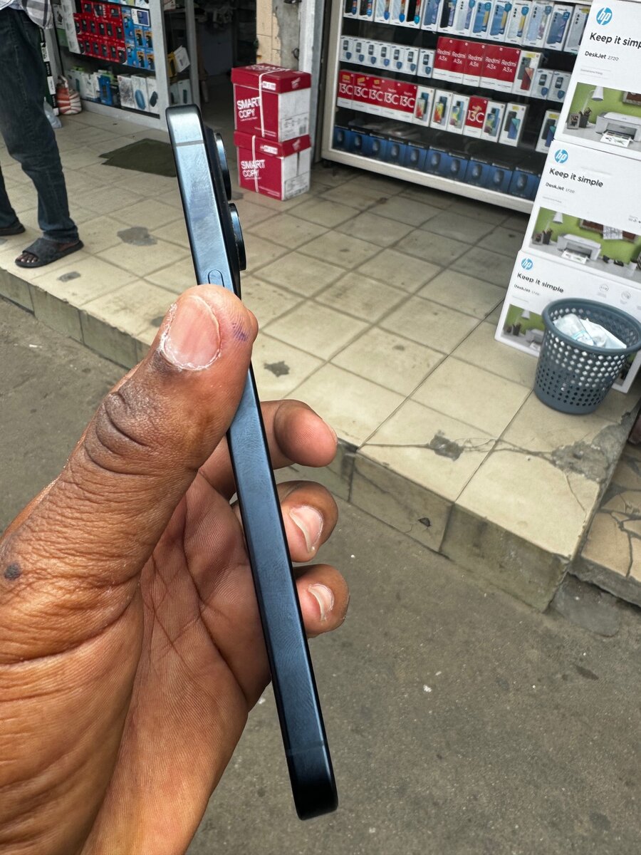 iPhone 15 Pro 128Go quasi neuf