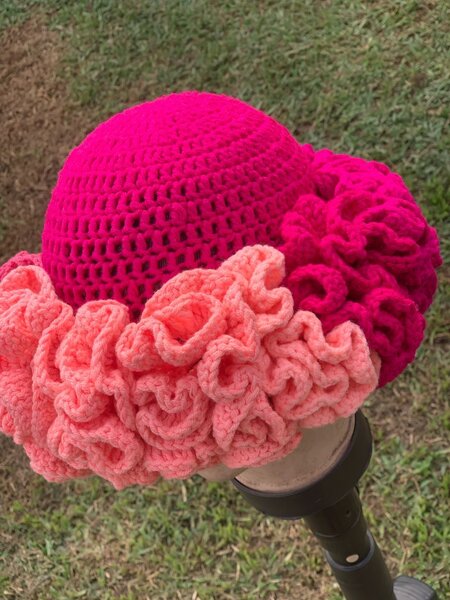 Chapeau crocheté fleuri