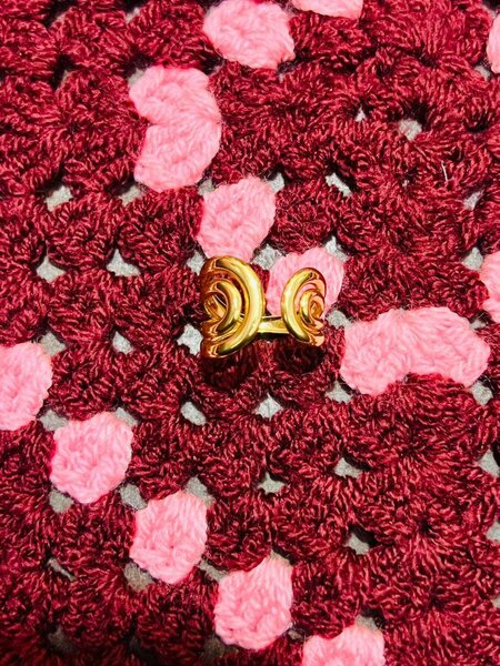 Bague élégante dorée en spirale