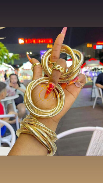 Bracelets dorés élégants