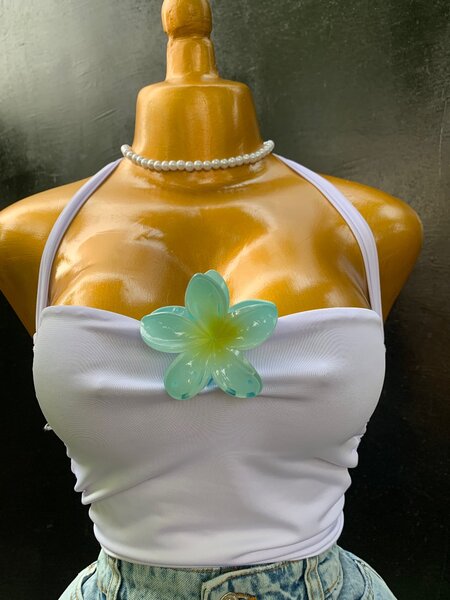 Haut dos nu femme fleurie