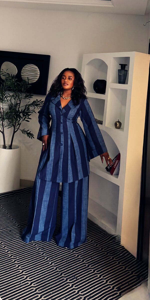 Tenue élégante à rayures