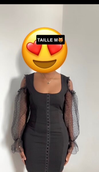 Robe noire à manches transparentes