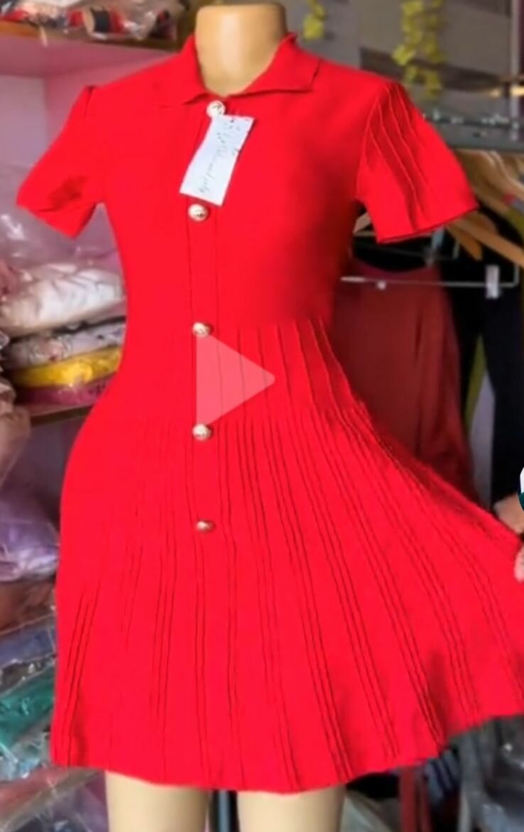 Robe rouge boutonnée élégante