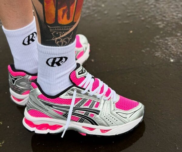 Baskets de course roses flashy