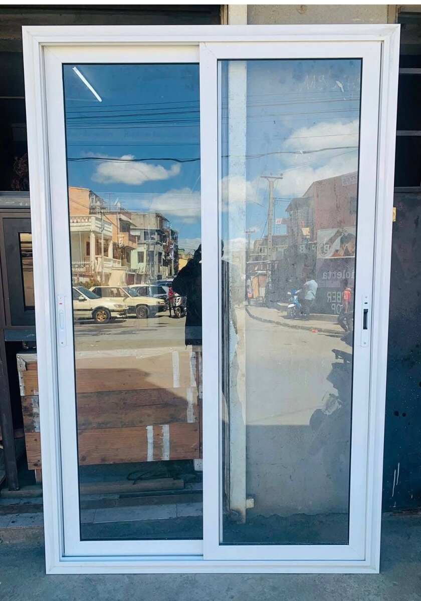 Cadre de fenêtre en aluminium noir