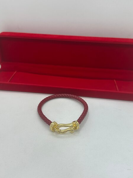 Bracelet en cuir rouge et or