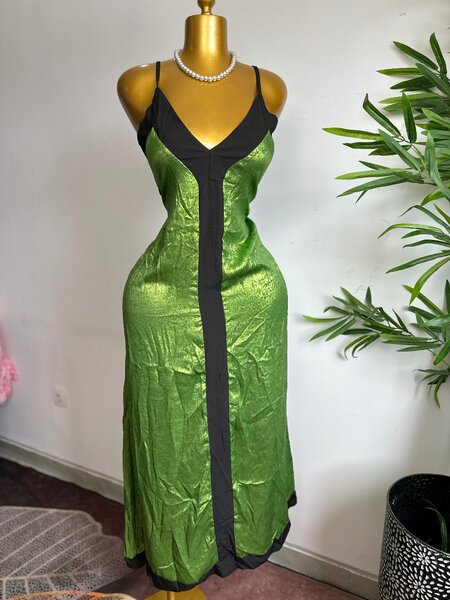 Robe verte satinée élégante