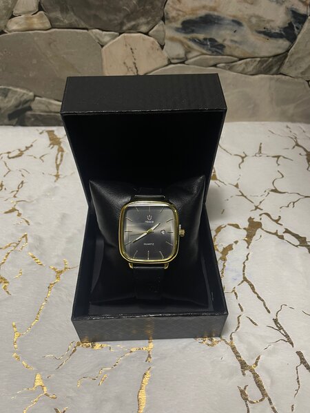 Montre élégante en or