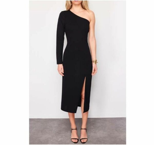 Robe noire épaule dénudée