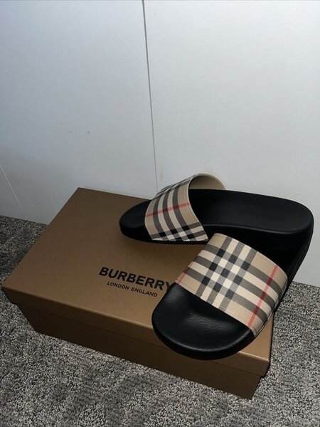 Claquettes à carreaux tendance