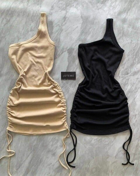 Robe moulante asymétrique