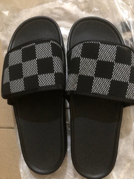 Sandales à carreaux noires