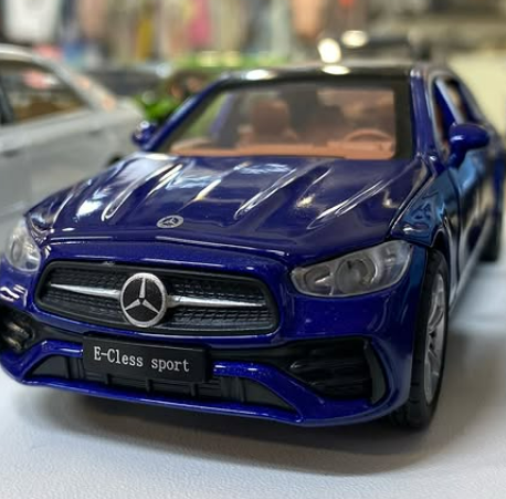 Каждая машинка тщательно детализирована, что делает их не просто игрушками, а настоящими предметами коллекционирования. Эти модели могут заинтересовать не только детей, но и взрослых, увлеченных автомобильной тематикой