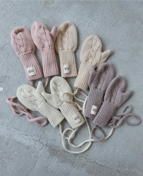 теплые рукавички с пальчиком на холодный период 