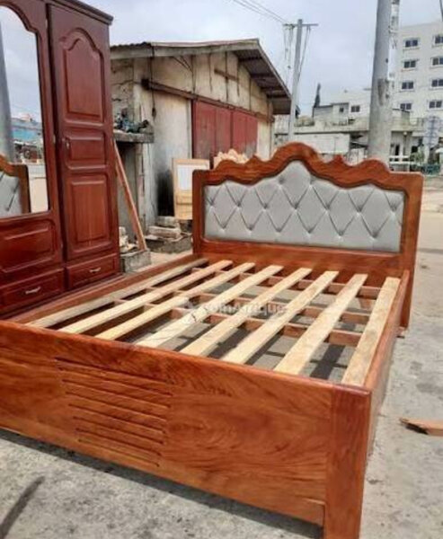 Lit double robuste en bois