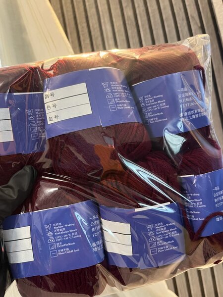 Fil à tricoter en laine rouge