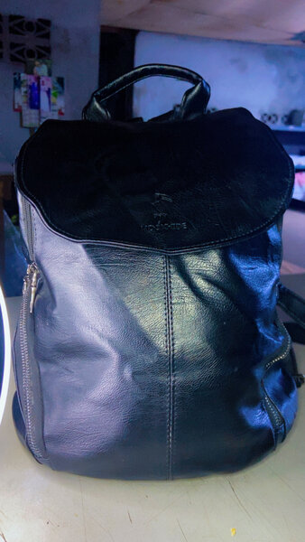 Sac à dos en cuir noir élégant